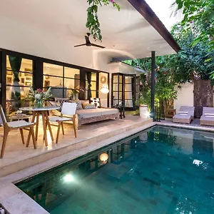 villa-lora.ubudhotelsnow.com/